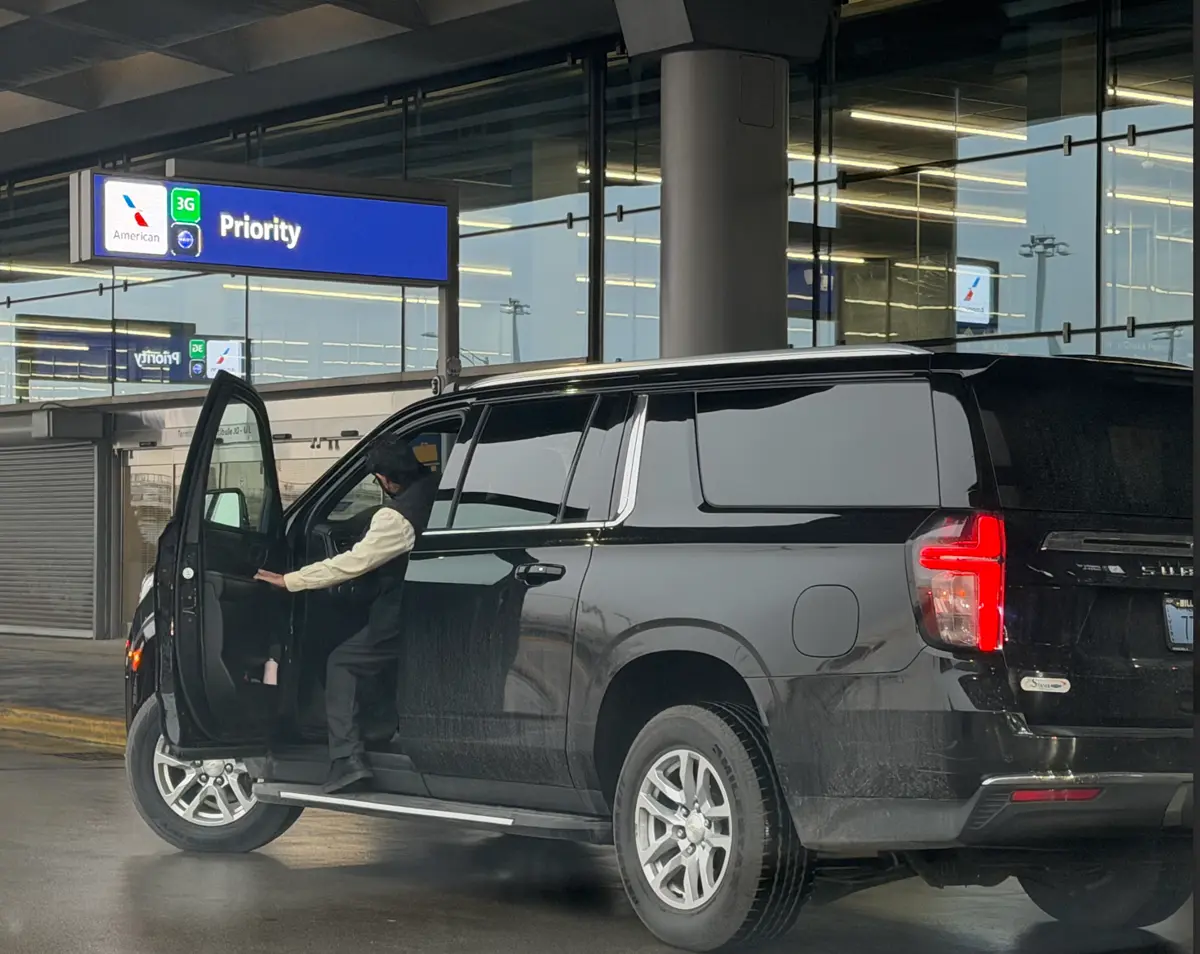 Professional chauffeurs with flight tracking — Lake County taxi to ORD